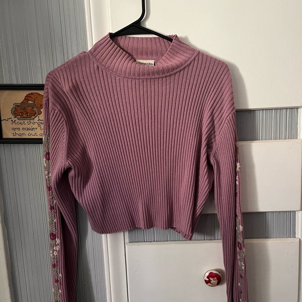 S long sleeve crop top w/ embroidery